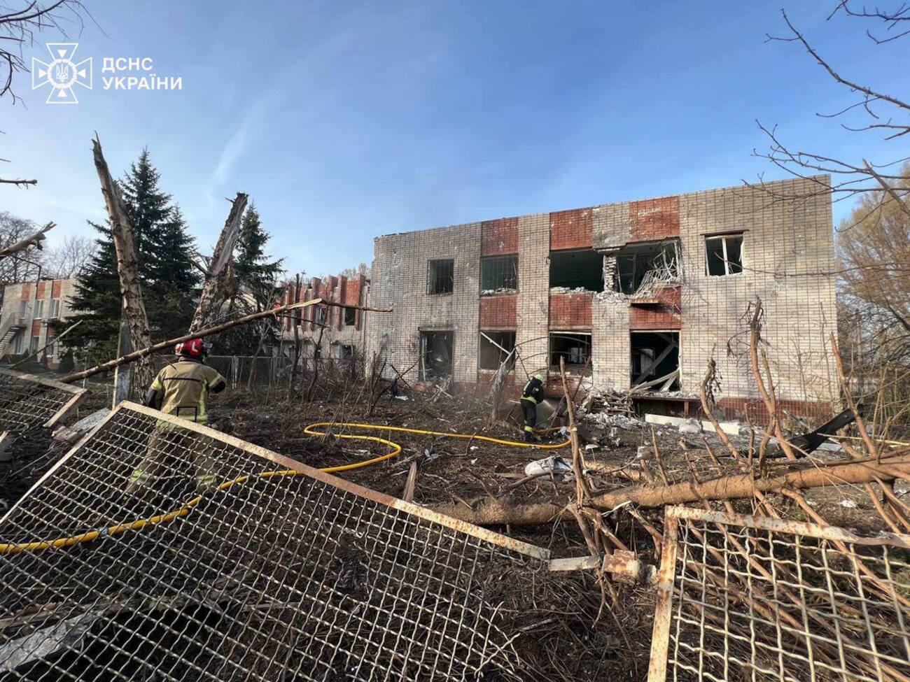 У Дніпрі російська ракета зруйнувала будівлю закладу освіти