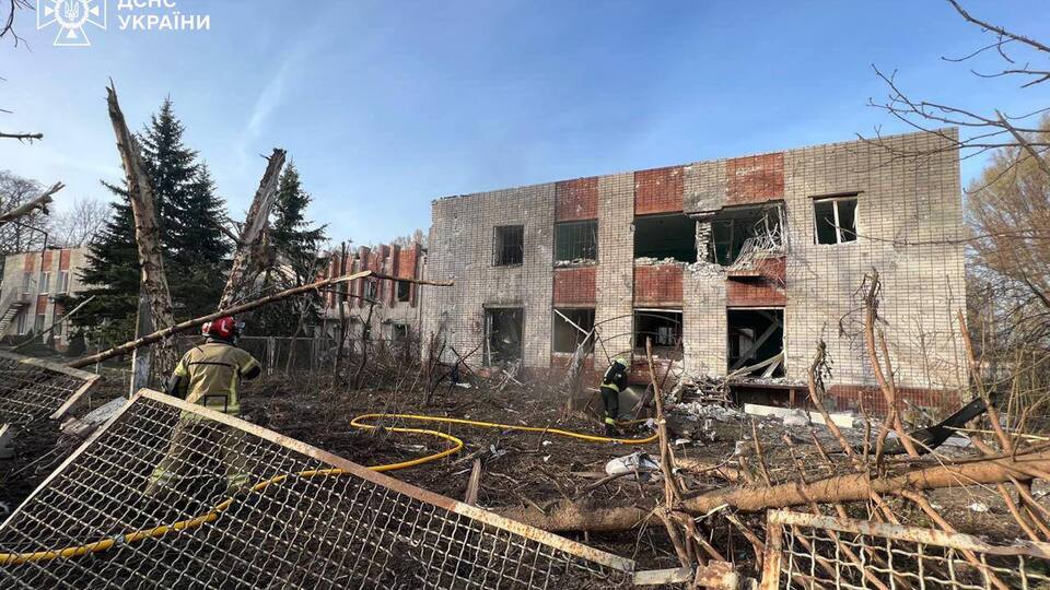 У Дніпрі російська ракета зруйнувала будівлю закладу освіти
