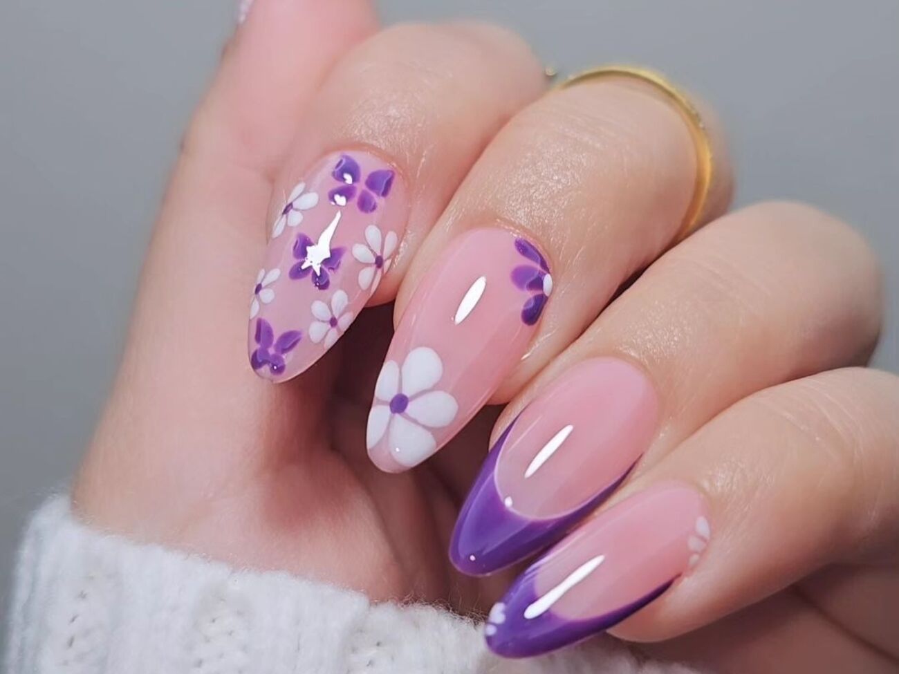 Маникюр выполнен с использованием сиреневого и белого лаков