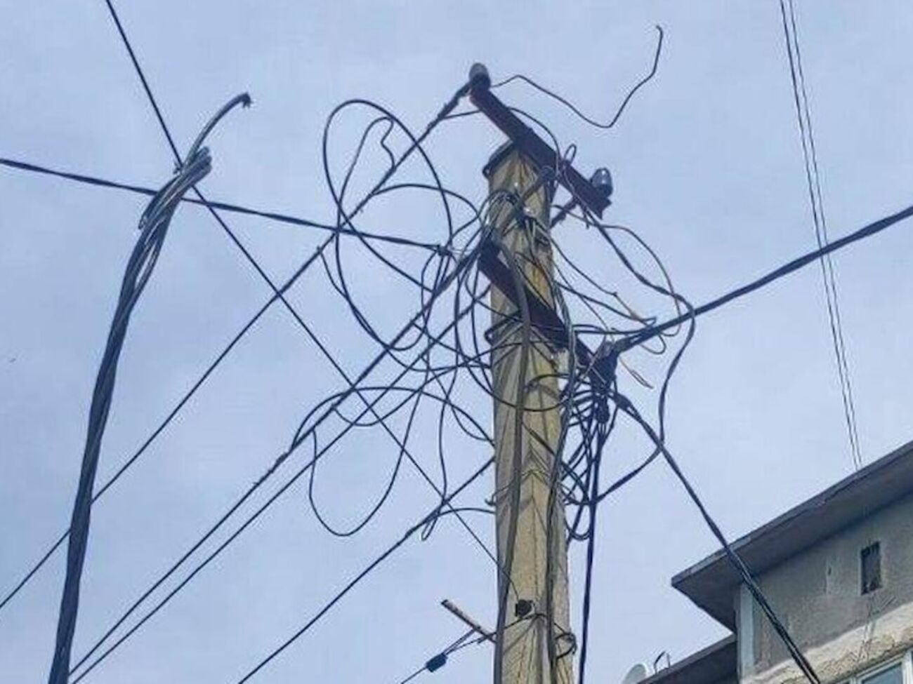 Енергетики розпочинають ремонти тільки після того, як дістануть від ЗСУ дозвіл на роботу, підкреслили у ДТЕК