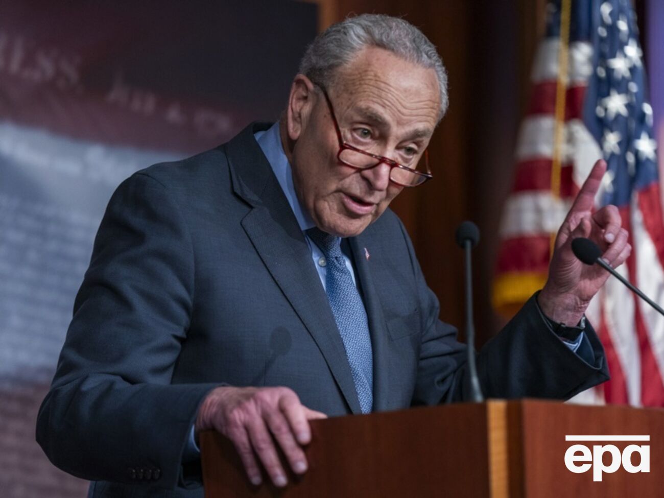 Шумер предпринял процедурные шаги, чтобы Сенат начал голосование за принятый Палатой представителей пакет внешней помощи 23 апреля, отметил CNN