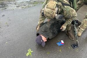 Одного з чоловиків встиг поранити поліцейський, який загинув під час інциденту у Вінницькій області, зазначили у Нацполиції