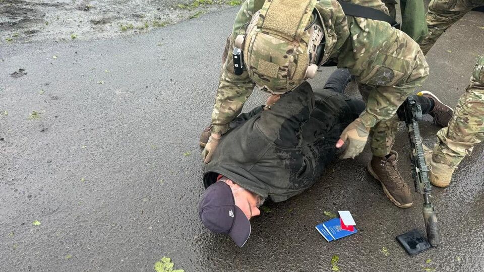 Одного з чоловиків встиг поранити поліцейський, який загинув під час інциденту у Вінницькій області, зазначили у Нацполиції