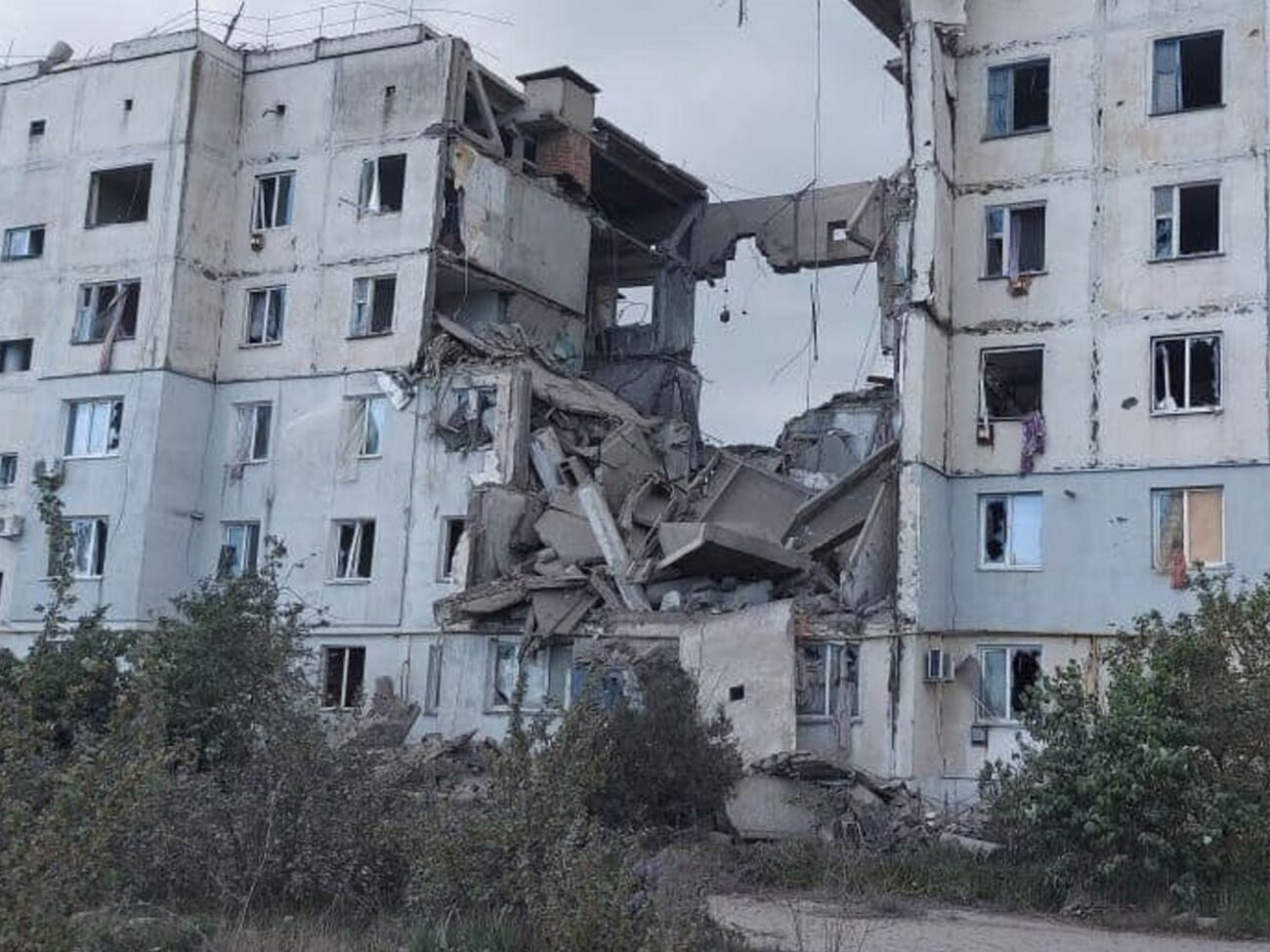 Окупанти зруйнували під'їзд п'ятиповерхівки в Козацькому, зазначили у Херсонській ОВА