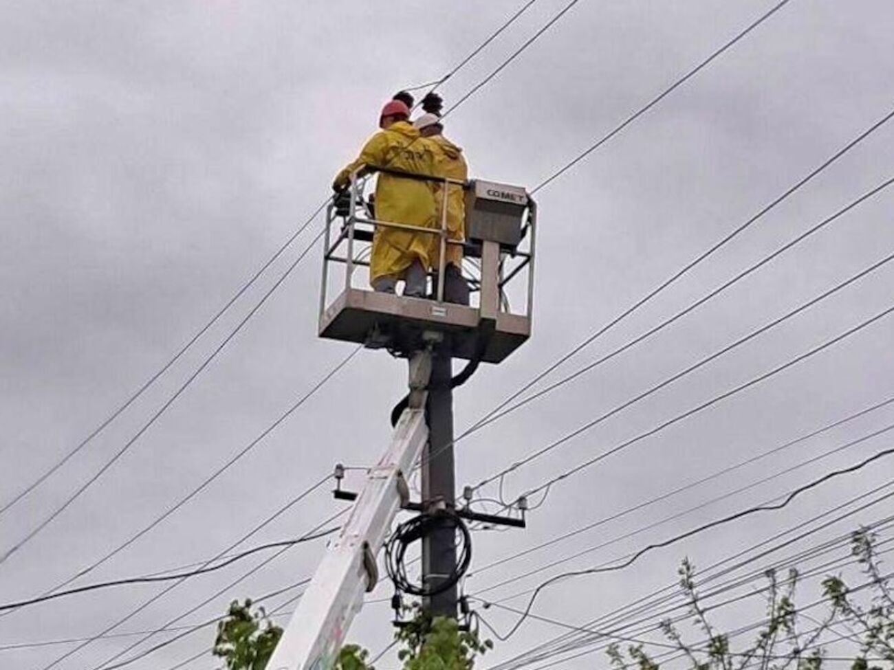 За три місяці 2024 року енергетики ДТЕК Ріната Ахметова повернули світло майже 1,9 млн сімей, які були без електроенергії через ворожі обстріли