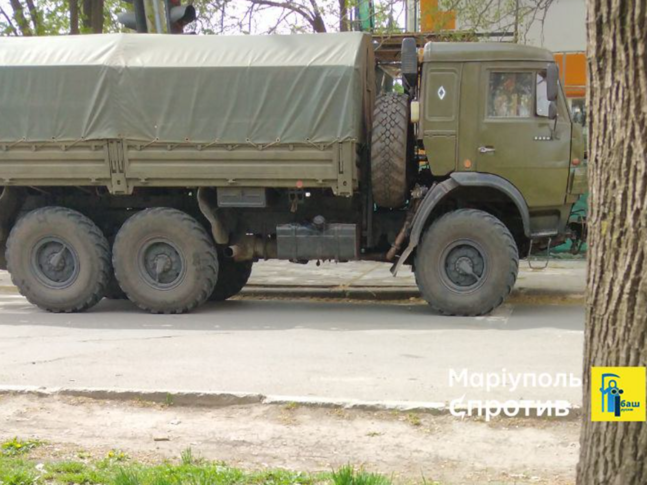 Російську техніку розставили у звичайних міських дворах після прильоту по російській базі на ММК імені Ілліча