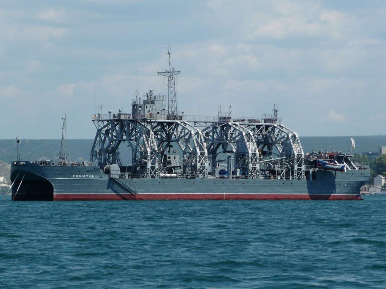 Моряка, снявшего пожар на "Коммуне" после попадания, оккупанты могут наказать, пишет Astra