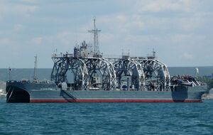 Моряка, снявшего пожар на "Коммуне" после попадания, оккупанты могут наказать, пишет Astra