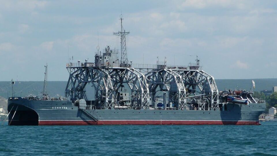 Моряка, снявшего пожар на "Коммуне" после попадания, оккупанты могут наказать, пишет Astra