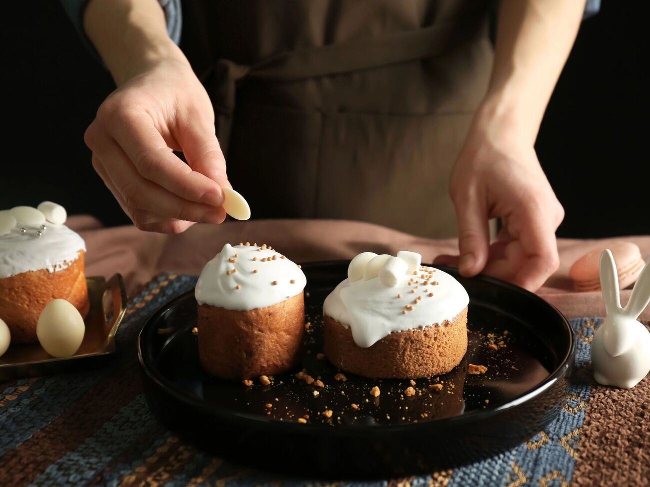 После покрытия глазурью паску можно украсить