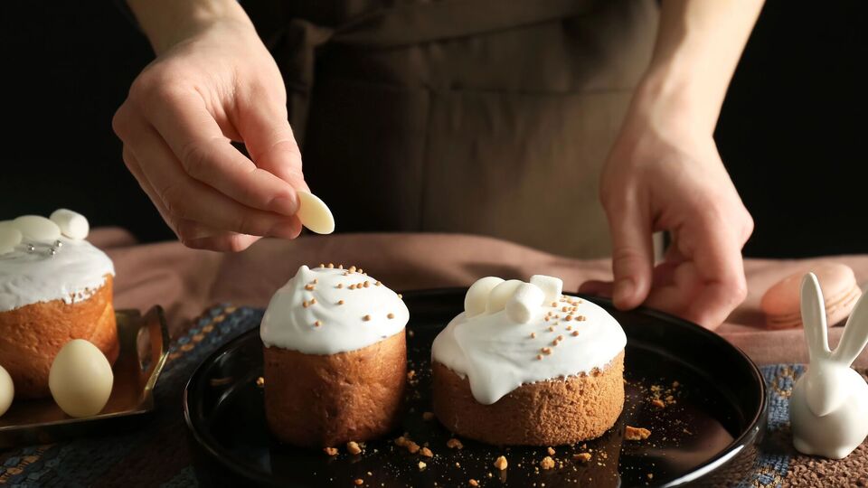 Після покриття глазур'ю паску можна прикрасити