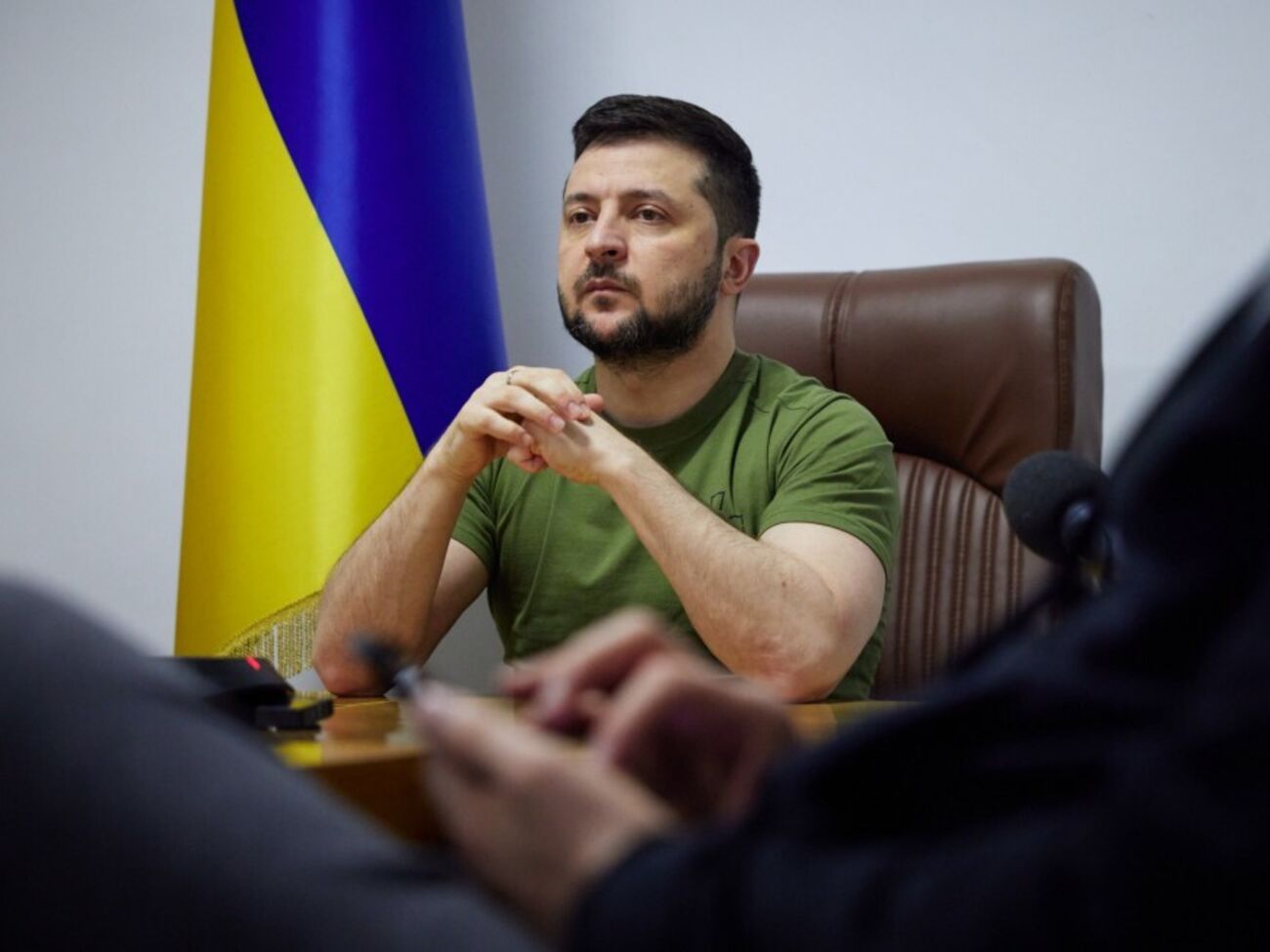 На засіданні ставки 22 квітня Зеленський порушив три основні питання: фронт, зброя, захист