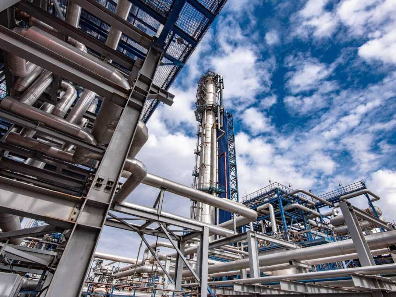 Российские НПЗ снизили уровень переработки нефти