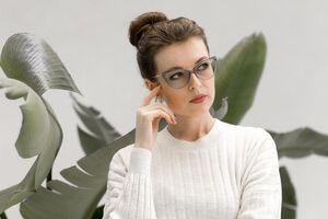 Трихолог заявила, что иссеченные кончики волос склеить не получится