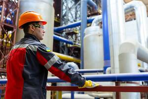 Повышение зарплат пока коснется только производственного персонала рабочих профессий и линейных руководителей