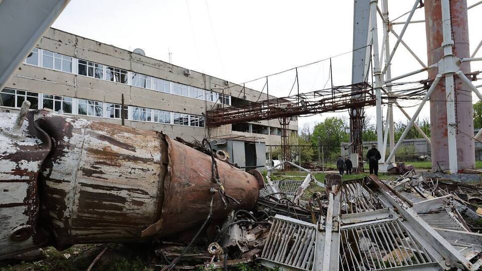 Фахівці аналізують ступінь пошкодження телевізійного обладнання вежі