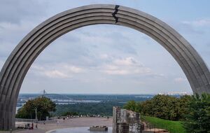 За такою логікою станцію метро "Дружби народів" треба було не перейменовувати, а закрити повністю, заявив журналіст
