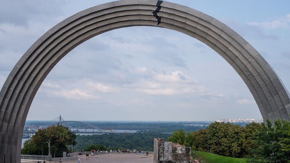 За такою логікою станцію метро "Дружби народів" треба було не перейменовувати, а закрити повністю, заявив журналіст
