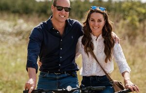 Принц і принцеса Уельські виховують трьох дітей