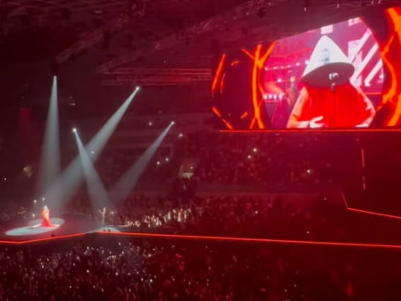 19 апреля Klavdia Petrivna впервые вышла на сцену во время сольного концерта Пивоварова