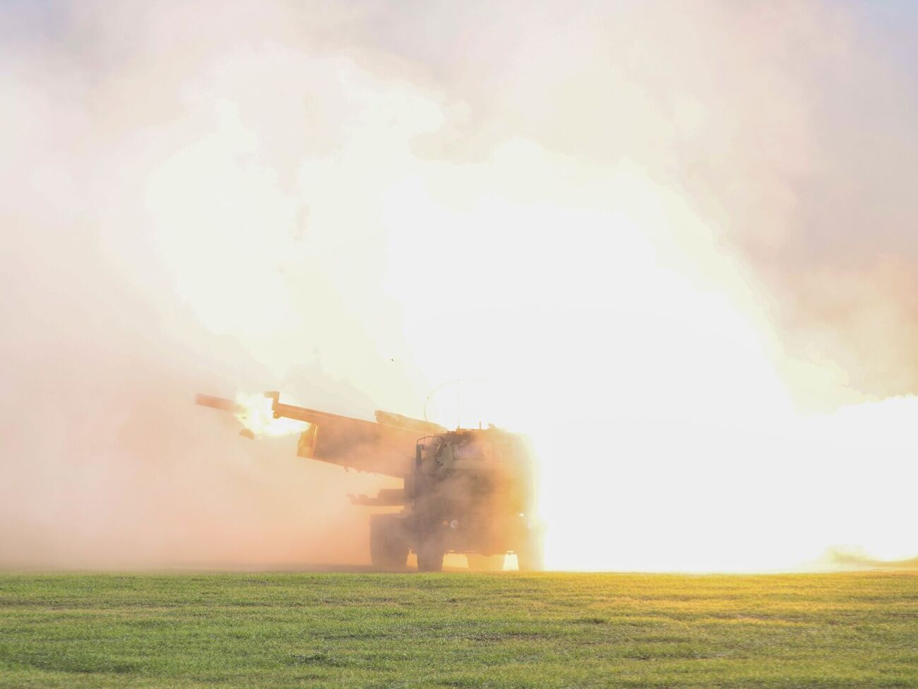 США передадут Украине дополнительные боеприпасы для РСЗО HIMARS, отметили СМИ
