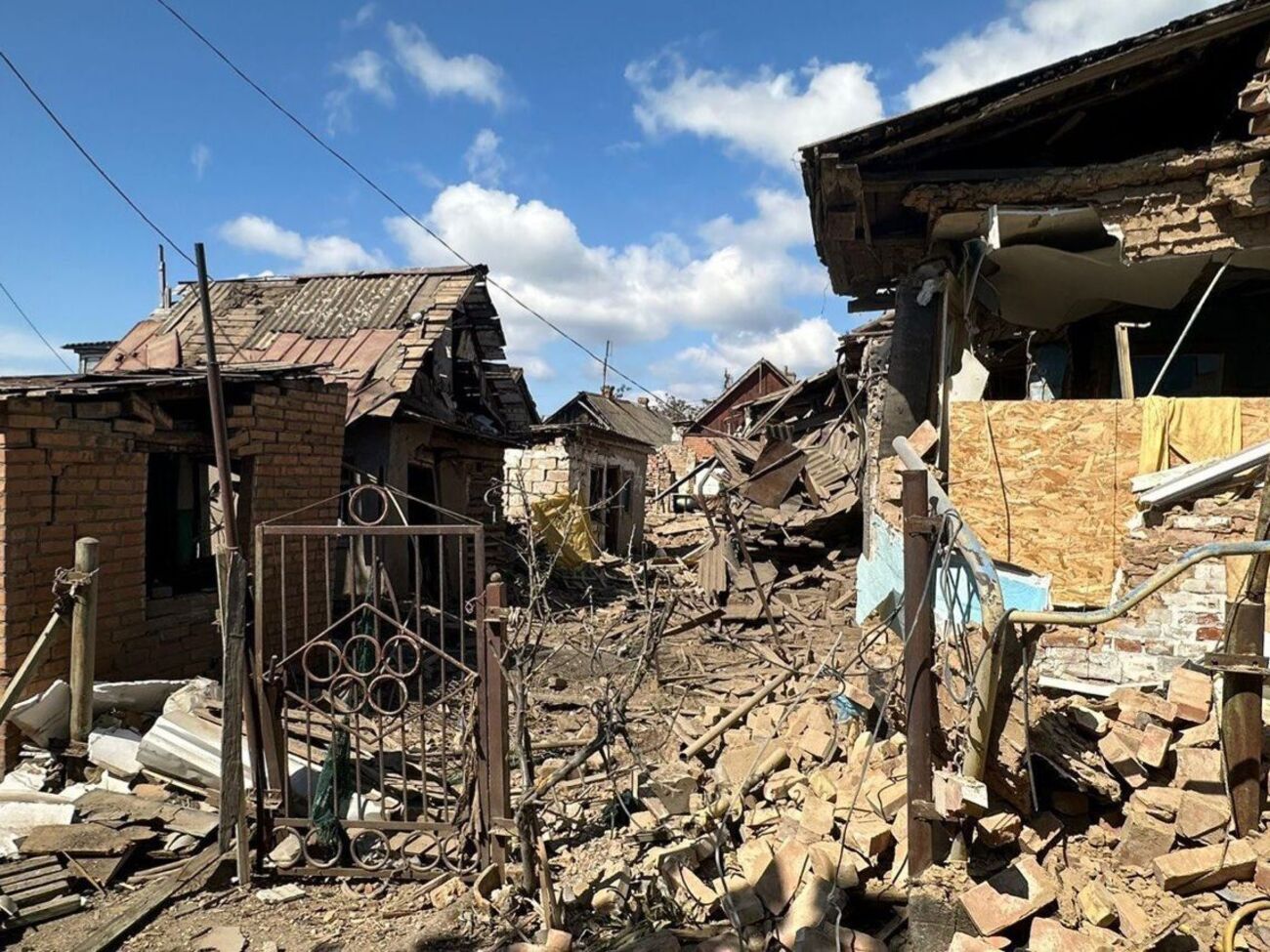 Под Днепром днем 23 апреля раздались два взрыва, в результате российской атаки есть разрушения и восемь пострадавших