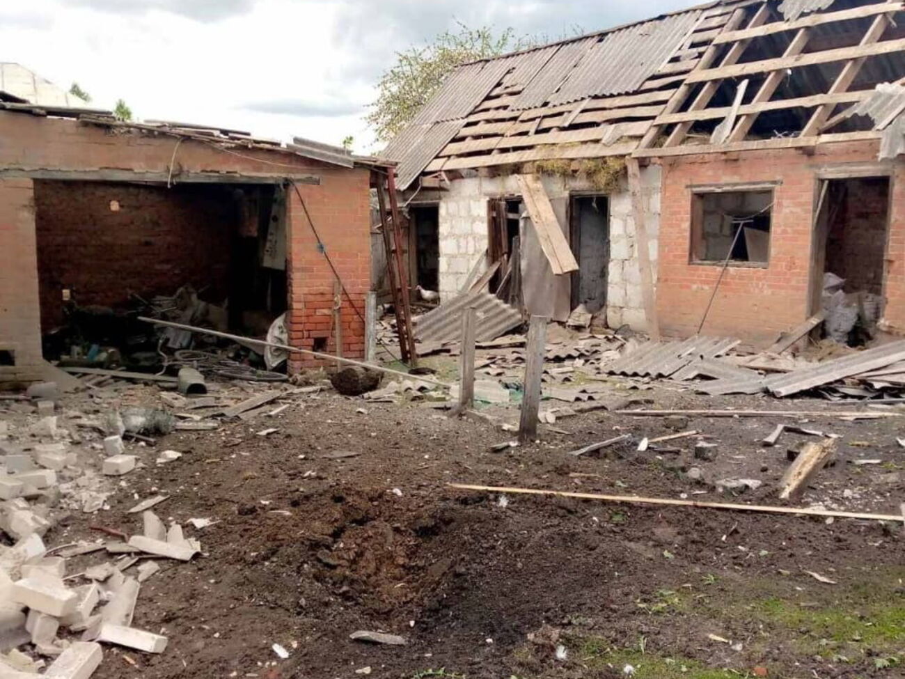 Унаслідок російської атаки пошкоджено два приватні домоволодіння в Шалигинській громаді, зазначили в Сумській обласній прокуратурі