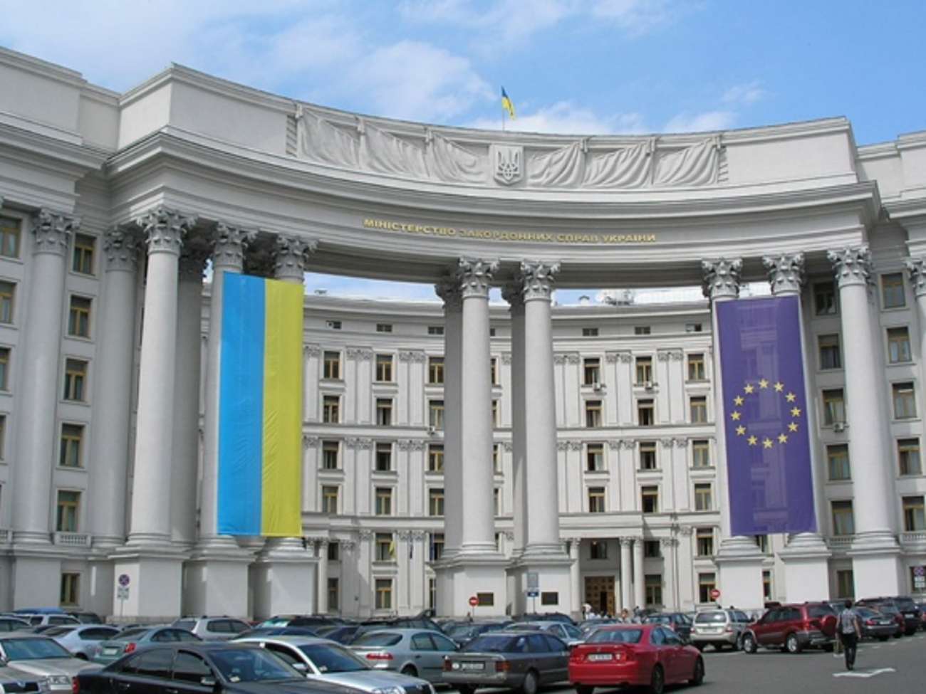 Консульські послуги знову будуть доступні українським чоловікам із 18 травня, після того, як набуде чинності закон про мобілізацію, запевнили в МЗС