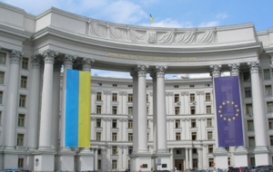 Консульські послуги знову будуть доступні українським чоловікам із 18 травня, після того, як набуде чинності закон про мобілізацію, запевнили в МЗС