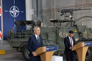 Никаких планов по расширению договоренностей НАТО о совместном использовании ядерного оружия нет, отметил Столтенберг