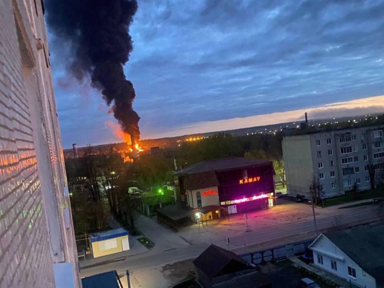 В сети публикуют фото и видео пожара