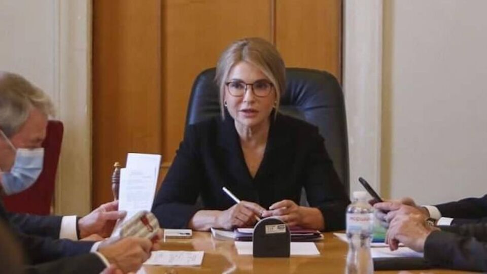 У партії нагадали, що Тимошенко й депутати "Батьківщини" 2019 року звернулися до НАБУ із заявою про конфлікт інтересів і корупцію в комітеті Верховної Ради з питань аграрної політики під час розгляду закону про ринок землі