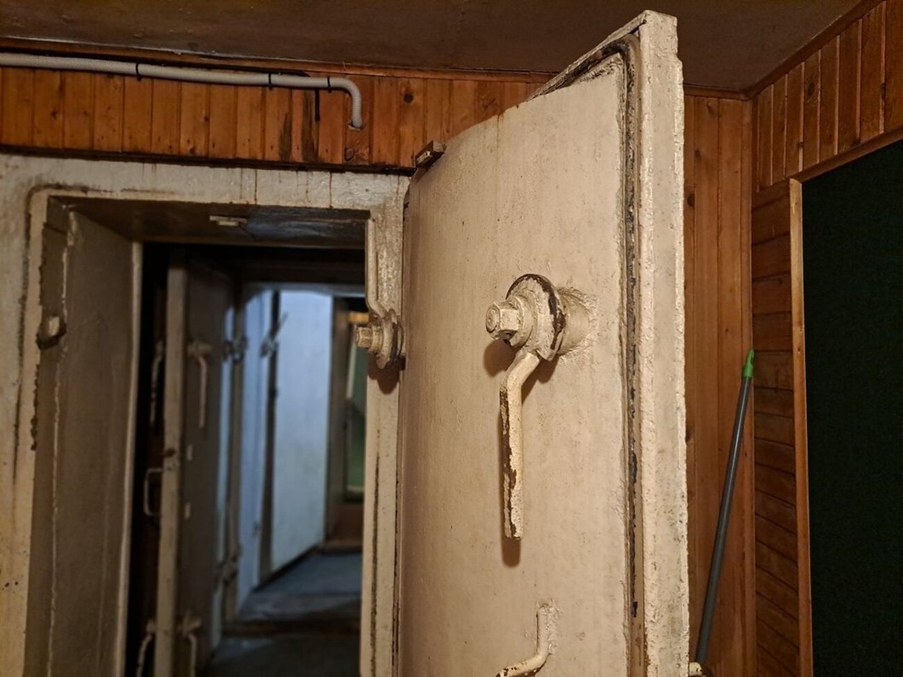 Нижние уровни зданий и подвалы просят расчистить от мусора