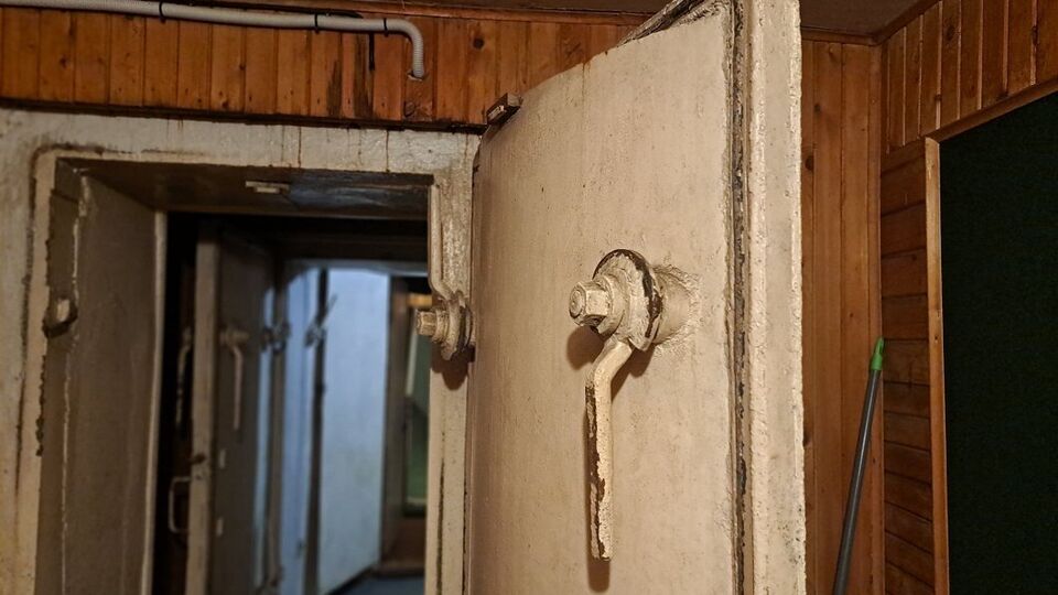 Нижние уровни зданий и подвалы просят расчистить от мусора