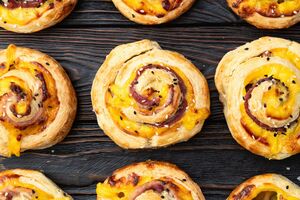 Паски-крафіни закручують перед випіканням