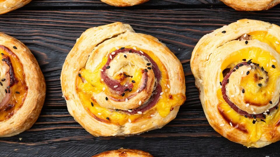 Паски-крафіни закручують перед випіканням