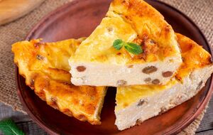 После того, как запеканка остынет, посыпьте ее сахарной пудрой