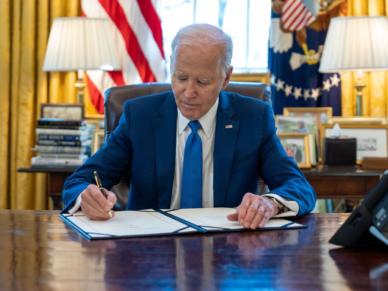 Байден повідомив, що підписав закон, у який входить допомога Україні