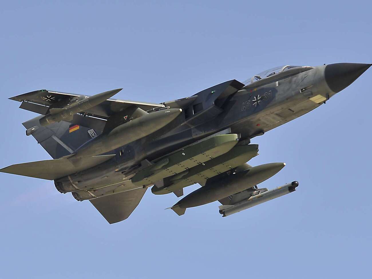 Украина неоднократно призывала немецкое правительство передать ей дальнобойные ракеты TAURUS (две по центру)