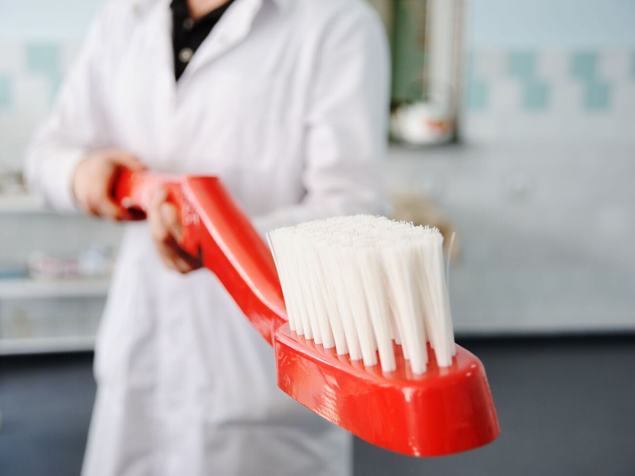 Если на ночь идеально почистить зубы, то утром перед завтраком можно просто сполоснуть водой ротовую полость