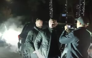 Ткач сообщал, что один из охранников бил по камере, а также ударил журналиста