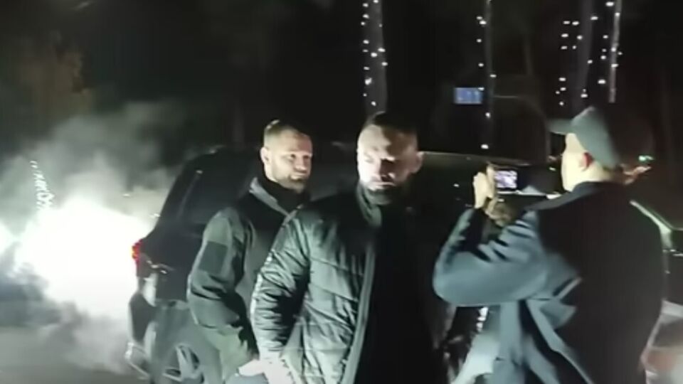 Ткач сообщал, что один из охранников бил по камере, а также ударил журналиста