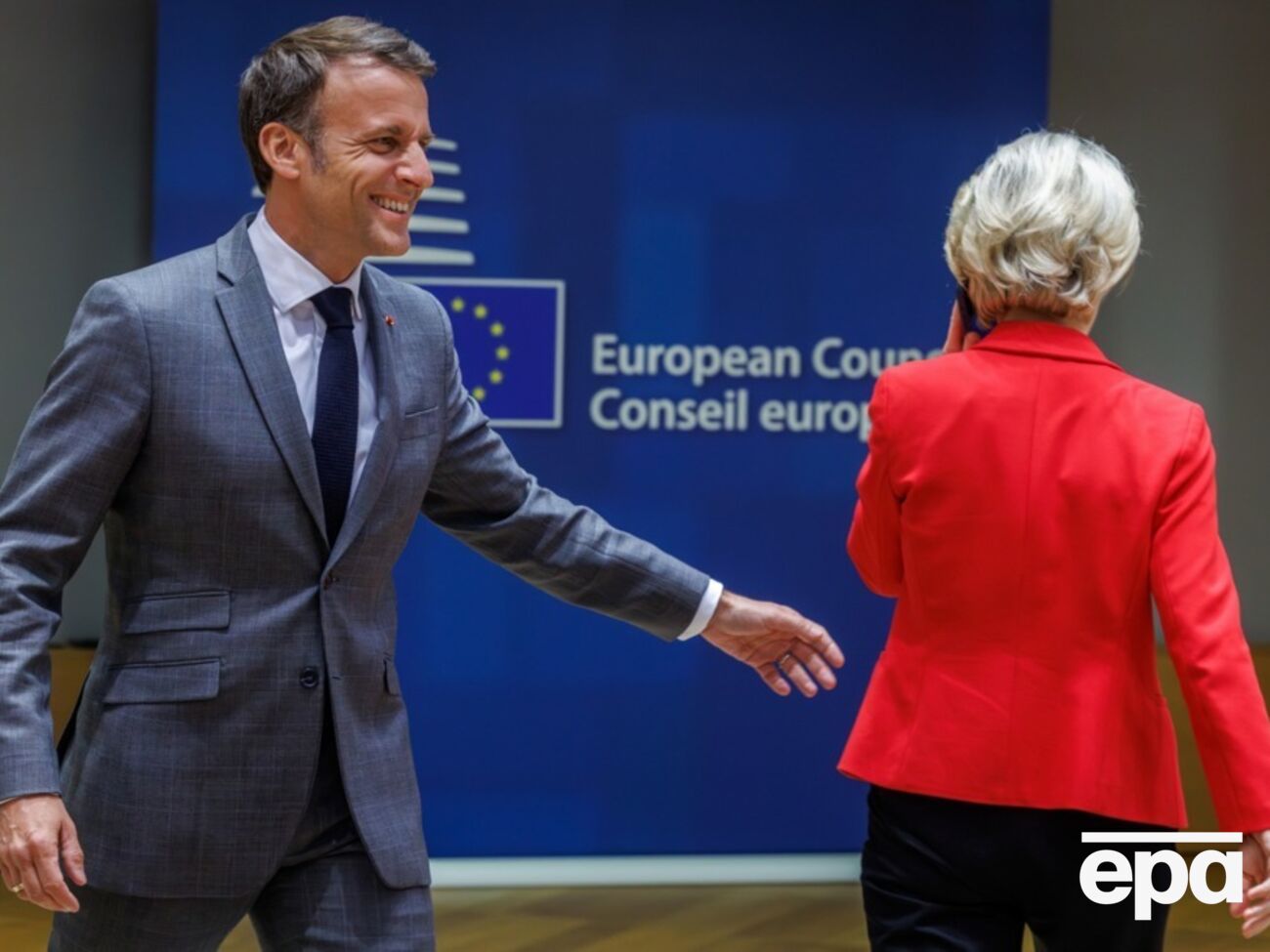 Фон дер Ляєн (праворуч) стала 13-м президентом ЄК після угоди між Макроном (ліворуч) і тодішньою канцлеркою ФРН Меркель, зазначили ЗМІ