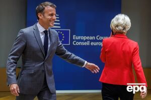 Фон дер Ляєн (праворуч) стала 13-м президентом ЄК після угоди між Макроном (ліворуч) і тодішньою канцлеркою ФРН Меркель, зазначили ЗМІ