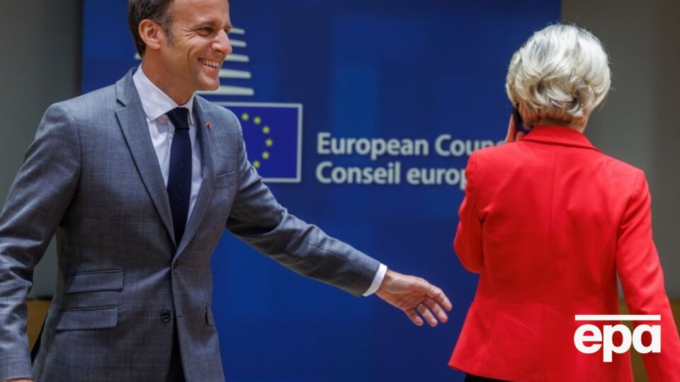 Фон дер Ляєн (праворуч) стала 13-м президентом ЄК після угоди між Макроном (ліворуч) і тодішньою канцлеркою ФРН Меркель, зазначили ЗМІ