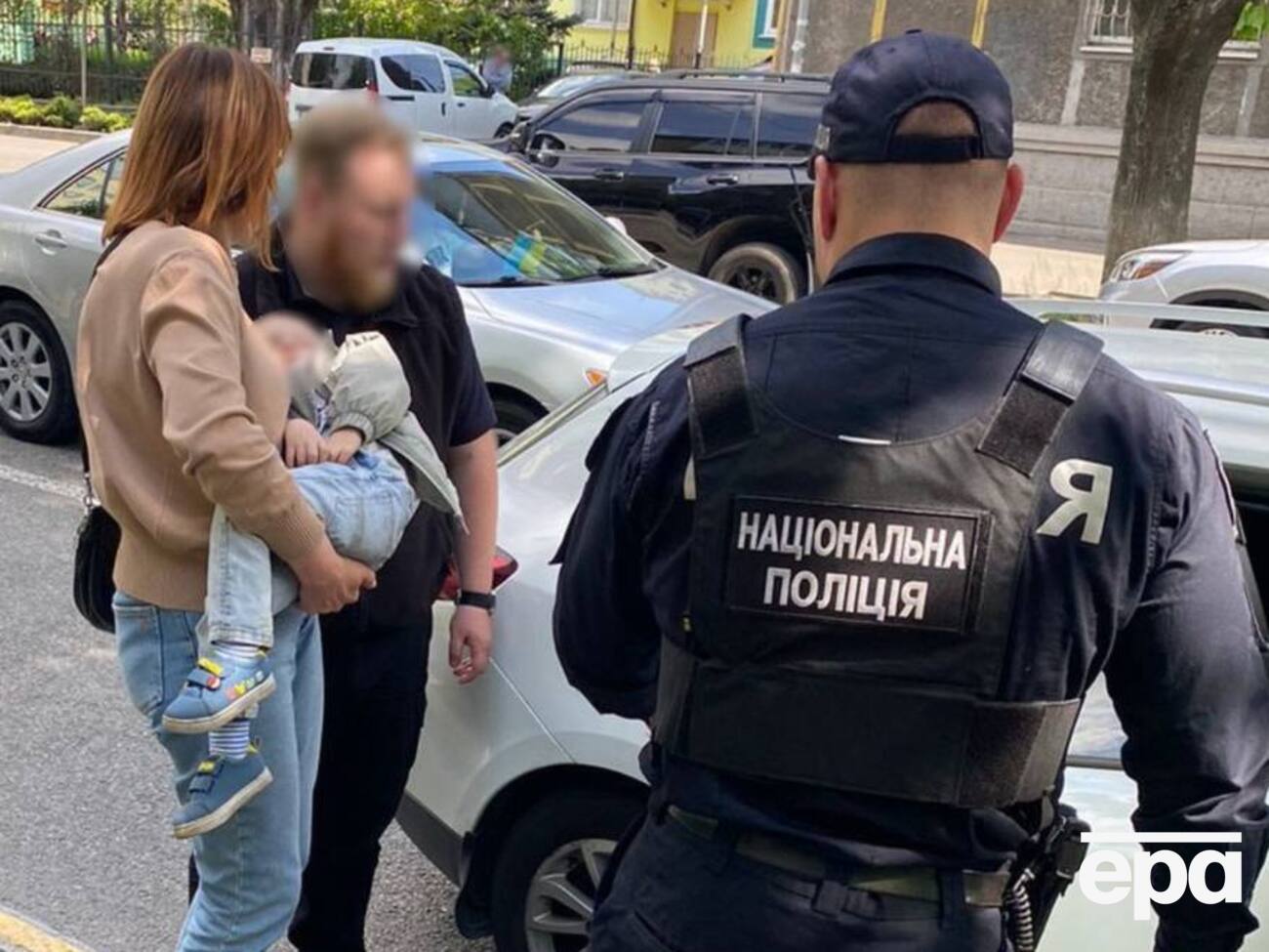 Женщину задержали во время передачи ребенка, заявляют в прокуратуре