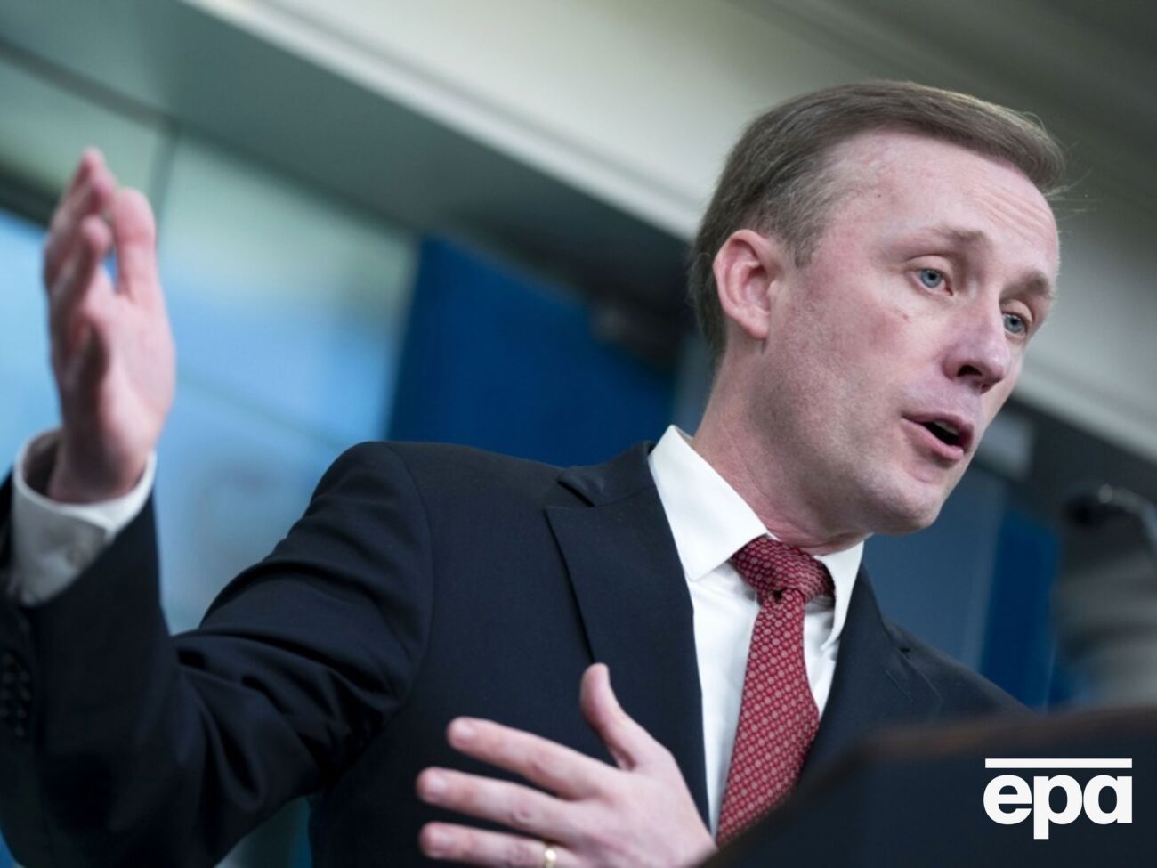 Через затримку з американською допомогою Україна була змушена заощаджувати боєприпаси, зазначив Салліван