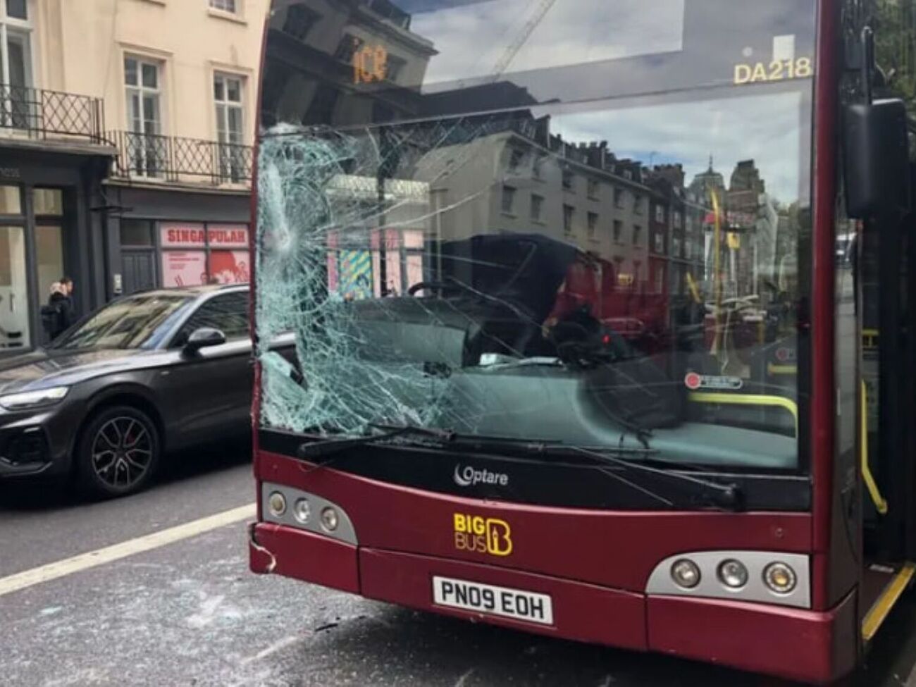 Лошади повредили лобовое стекло припаркованного двухэтажного туристического автобуса