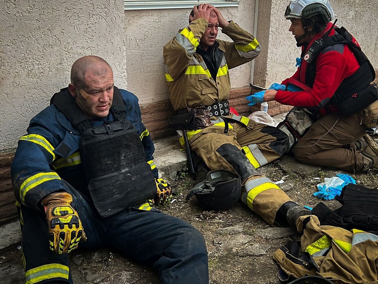 Під час ліквідації пожежі стався повторний вибух, через який травмувалося п'ятеро рятувальників, котрі приїхали на виклик