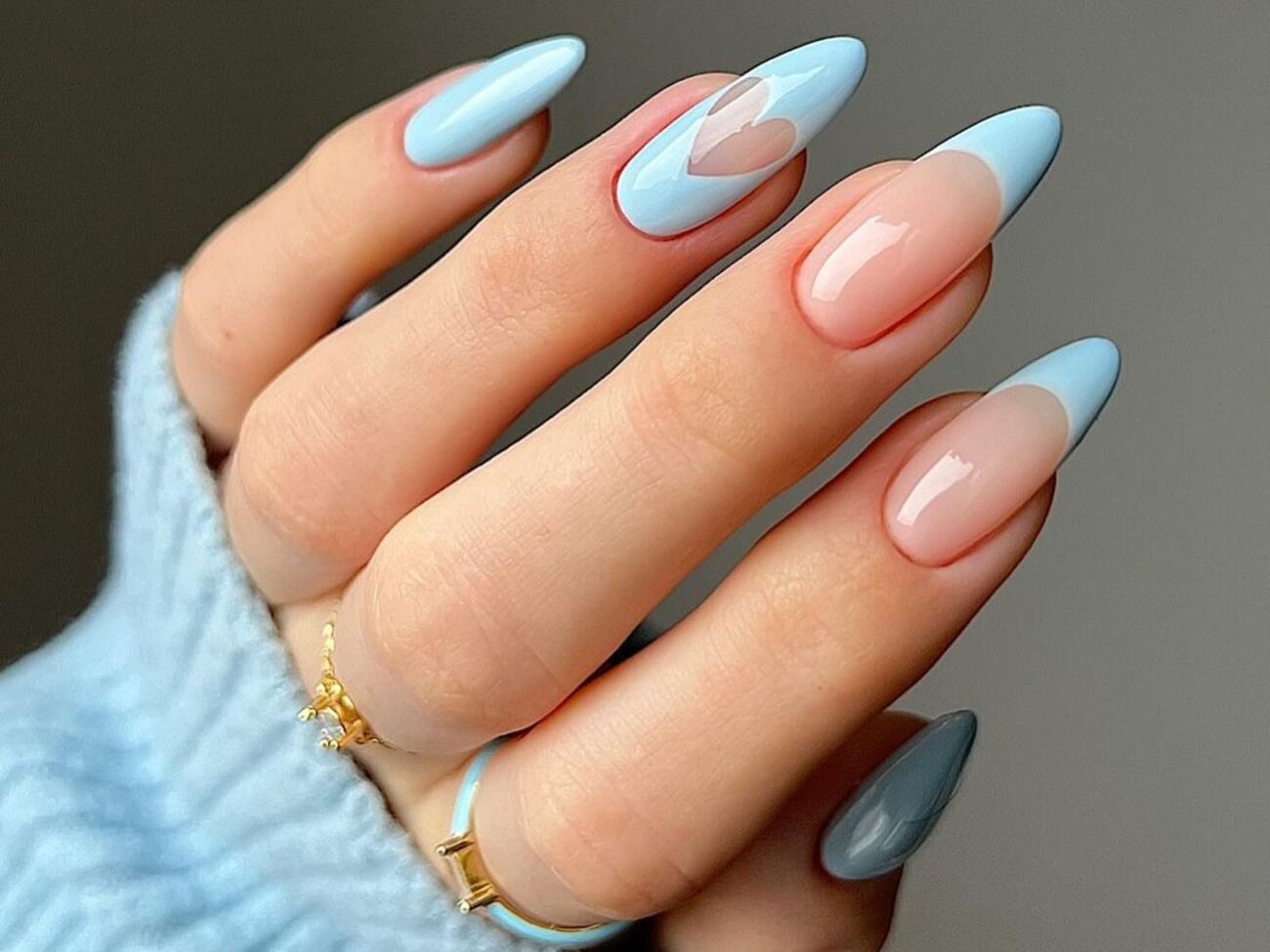 Маникюр выполнен в нежно-голубой гамме